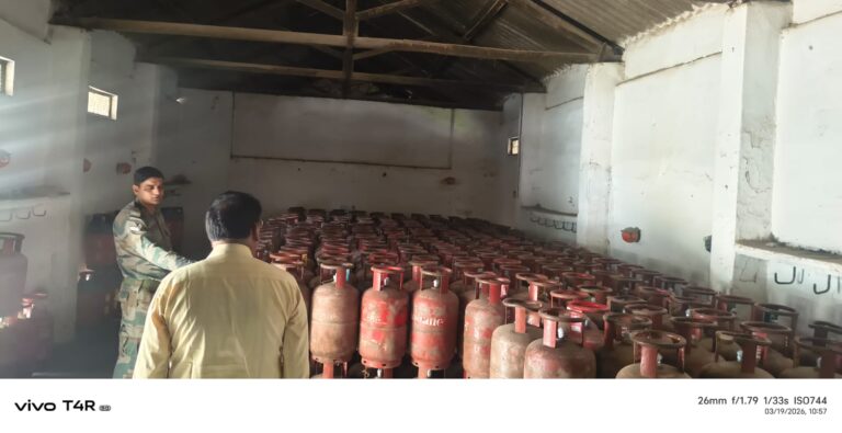 जिला प्रशासन ने आज 15 घरेलू सिलेंडर सहस्त्रधारा से अलग-2 होटल ढाबों से जब्त किए गए है। वहीं जिले में आज होमडिलिविरि के लिए भेजे गए 200 घरेलू सिलेंडर