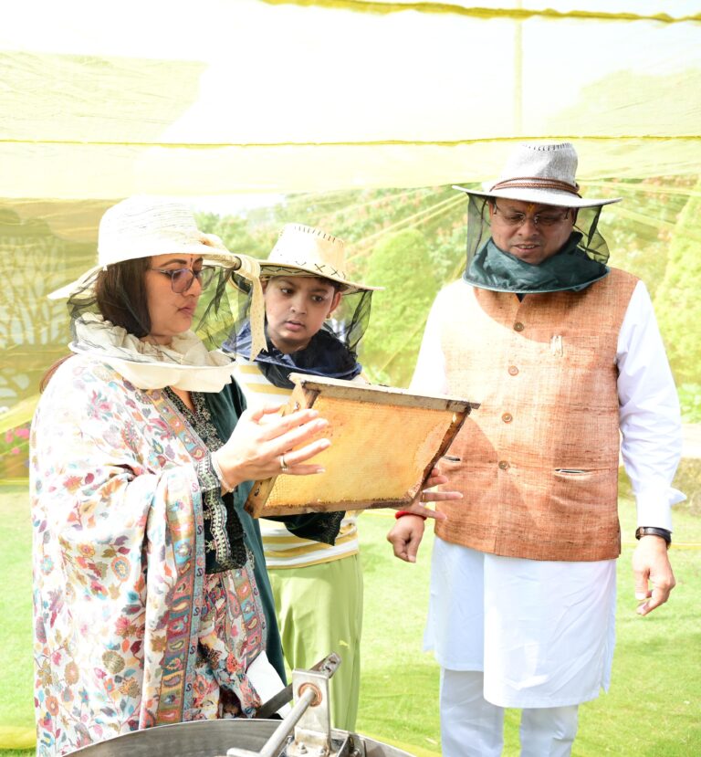 मुख्यमंत्री आवास परिसर में मंगलवार को शहद निष्कासन कार्य किया गया। पहले चरण में 60 किलोग्राम शहद निकाला किया गया।