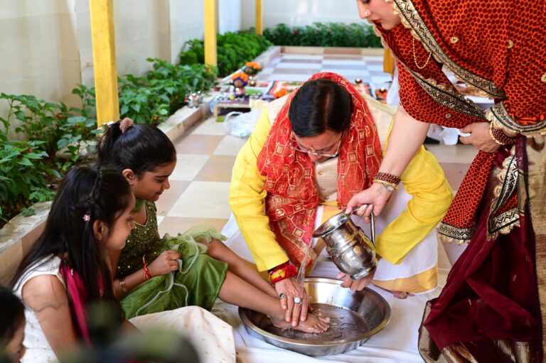 रामनवमी के शुभ अवसर पर मुख्यमंत्री आवास में मुख्यमंत्री श्री पुष्कर सिंह धामी ने कन्या पूजन कर देवी स्वरूपा बालिकाओं का सम्मान किया।