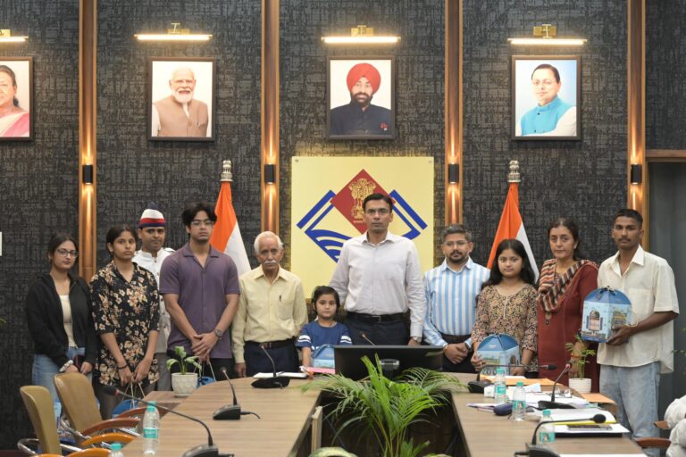 राजकीय शिशु सदन केदारपुरम, की दिवंगत संविदा कार्मिक की पुत्री को 25 हजार आर्थिक सहायता