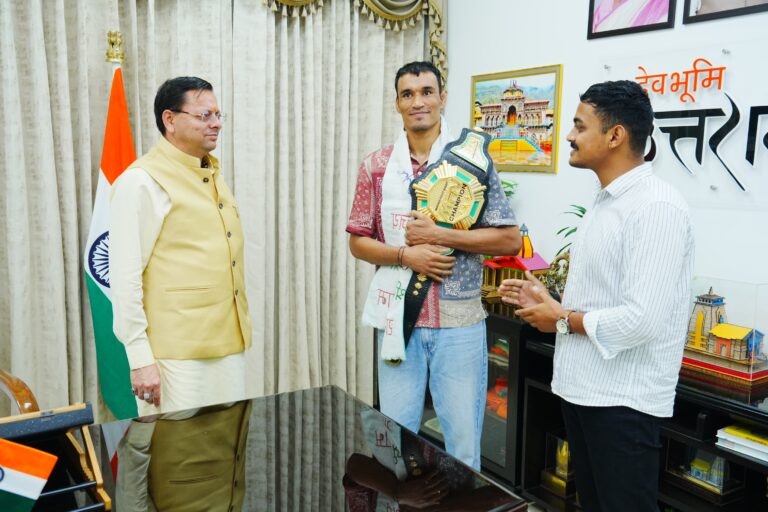 मुख्यमंत्री श्री पुष्कर सिंह धामी से एमएफएन लाइटवेट विश्व चैम्पियन दिगंबर सिंह रावत ने की शिष्टाचार भेंट