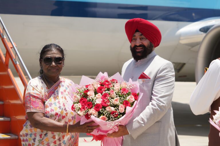 राष्ट्रपति श्रीमती द्रौपदी मुर्मु के देवभूमि उत्तराखण्ड आगमन पर जौलीग्रांट एयरपोर्ट में राज्यपाल लेफ्टिनेंट जनरल गुरमीत सिंह (से नि),ने उनका स्वागत किया