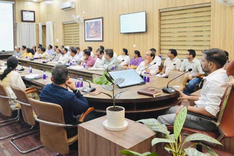 विकास योजनाओं एवं सीएम घोषणाओं की समीक्षा बैठक में डीएम ने दिए कार्यों में तेजी लाने के निर्देश