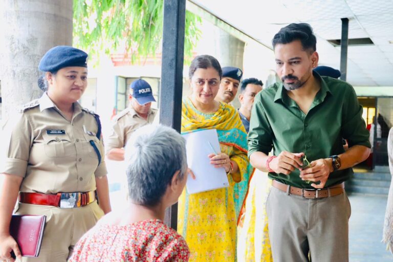 डीएम डॉ0 आशीष चौहान ने नारी निकेतन, बाल सुधार गृह एवं किशोरी गृह का किया निरीक्षण; सुरक्षा, स्वास्थ्य, शिक्षा एवं पुनर्वास व्यवस्थाओं को और सुदृढ़ बनाने के दिए निर्देश