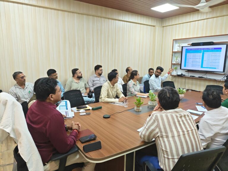 मुख्य सचिव श्री आनन्द बर्द्धन ने मंगलवार को सचिवालय में शहरी विकास विभाग से सम्बन्धित योजनाओं की प्रगति की जानकारी ली।