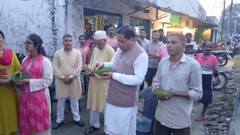 मुख्यमंत्री धामी ने ‘लोकल फॉर वोकल’ को दिया प्रोत्साहन, लोहियाहेड में पैदल पहुंचकर स्थानीय स्टॉल पर लिया टिकी का स्वाद