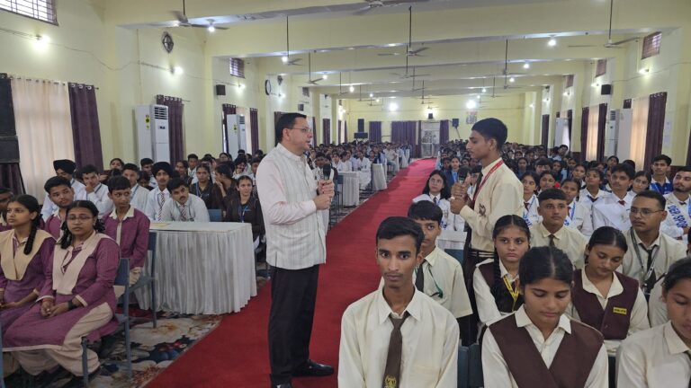 युवाओं ने मुख्यमंत्री धामी से समसामयिक विषयों पर किया प्रत्यक्ष एवं निर्भीक संवाद।