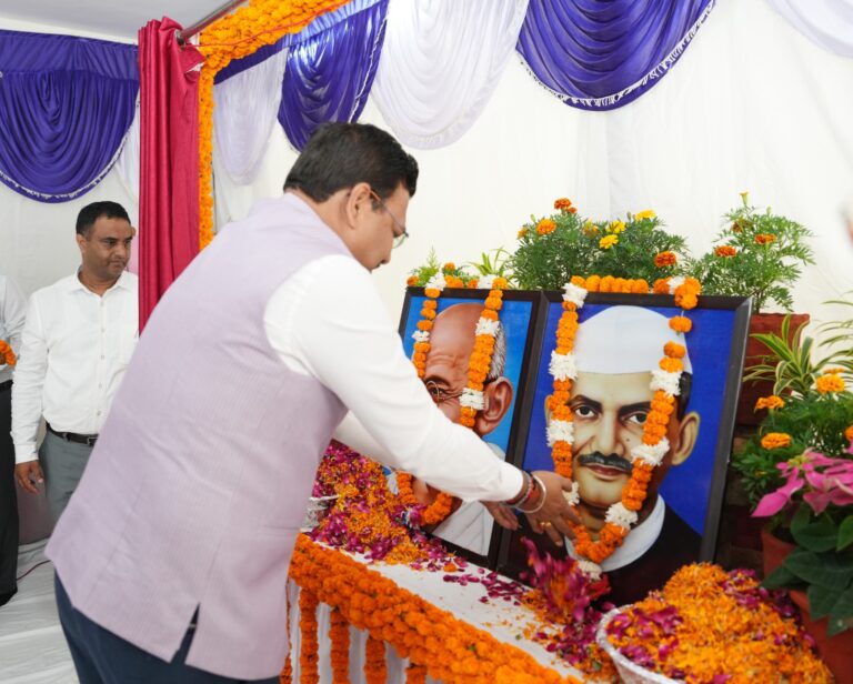 मुख्य सचिव श्री आनन्द बर्द्धन ने सचिवालय में राष्ट्रपिता महात्मा गांधी एवं पूर्व प्रधानमंत्री लाल बहादुर शास्त्री जी की जयंती के अवसर पर उनके चित्रों पर माल्यार्पण कर श्रद्धासुमन अर्पित किए।