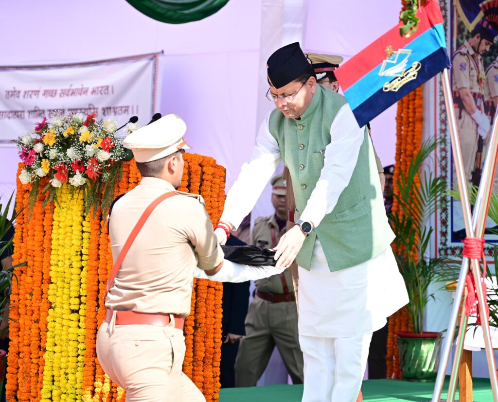 मुख्यमंत्री ने पुलिस स्मृति दिवस पर शहीद जवानों को दी श्रद्धांजलि, परिजनों को किया सम्मानित